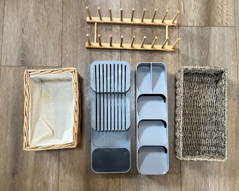 Storage and kitchen items 