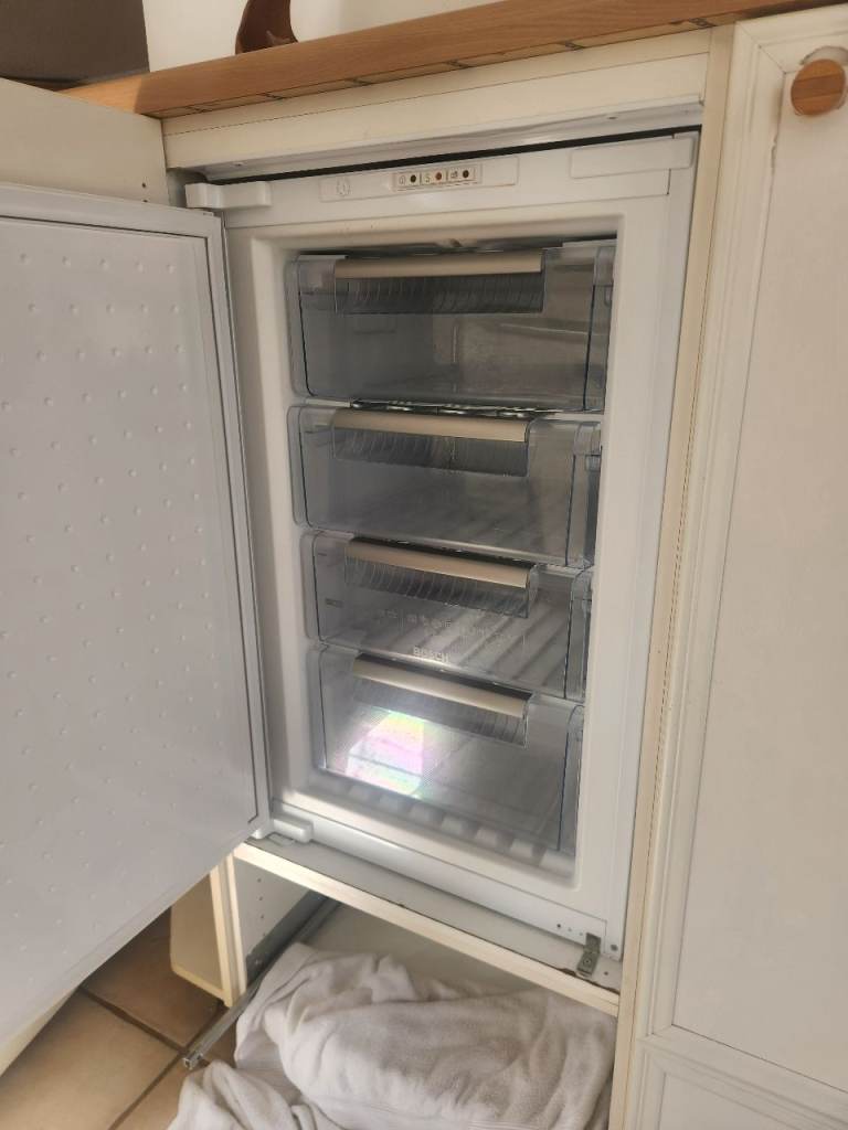 Bosch Integrated Larder Freezer GID18A20GB