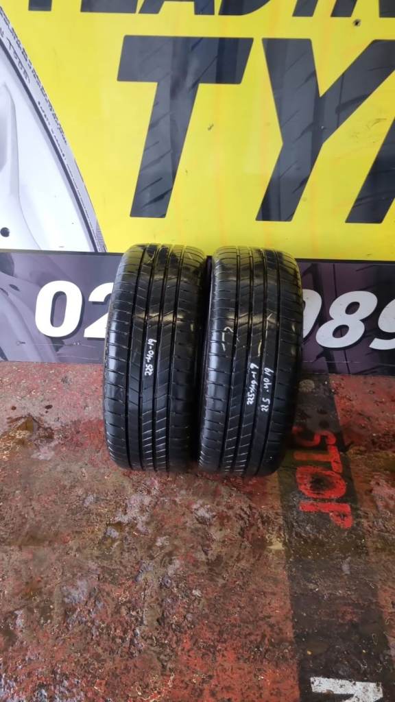 2x 225 40 19 Bridgestone Tyres
