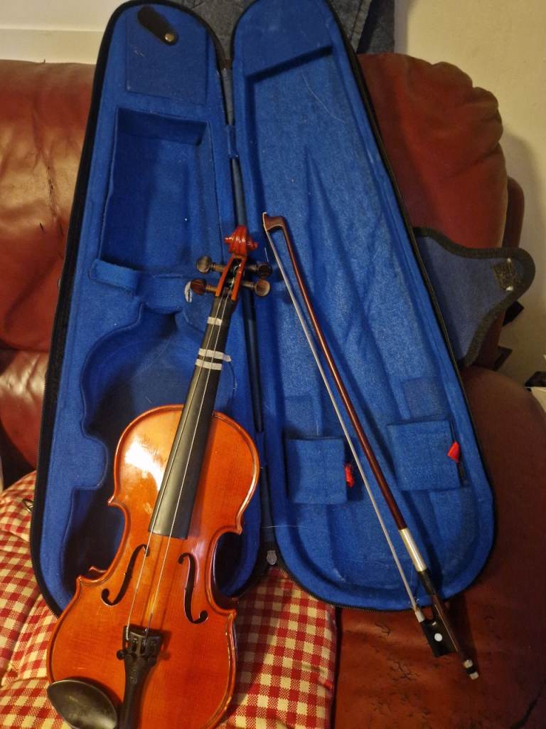 Violin with Bow and Hard Case – Good Condition