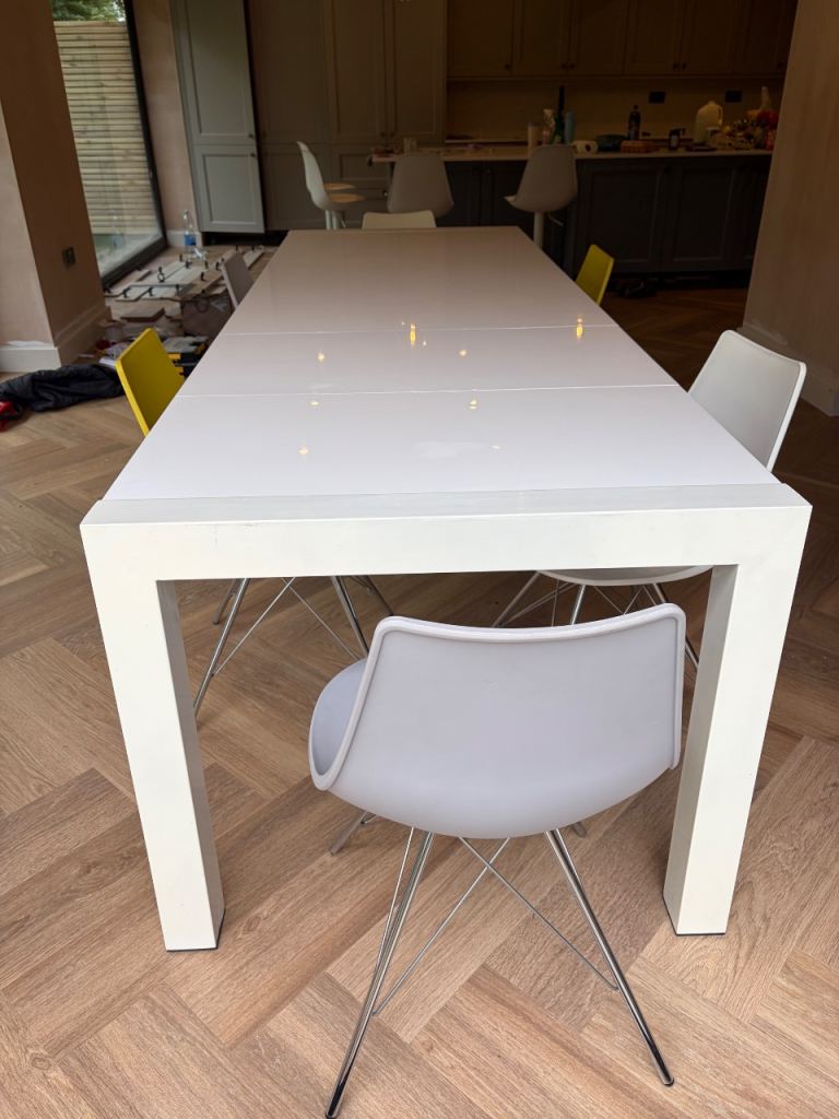 Extendable White Gloss Kitchen Dining Table with 6 Chairs 