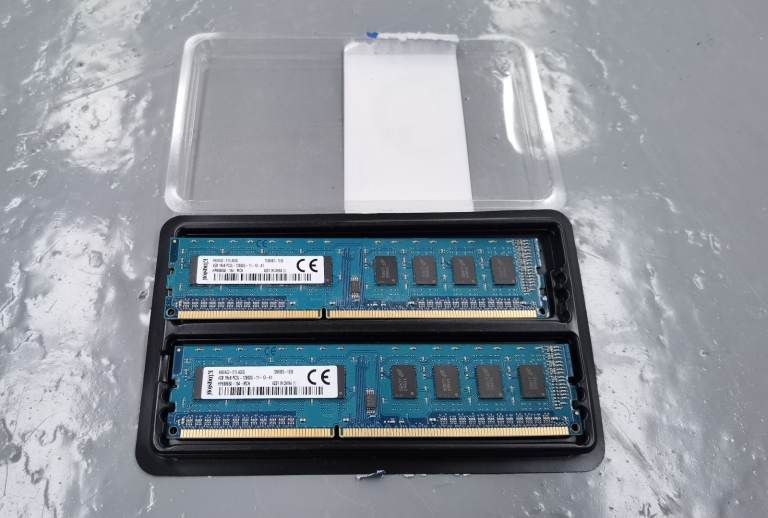 2x RAM Kingston - Model HP698650-154-MCN - 4GB - DDR3-1600 - PC3L-12800U
