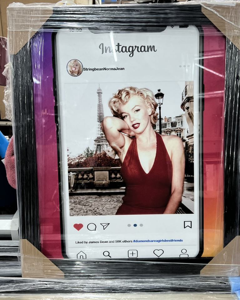 Marilyn Monroe picture instagram pose with black frame