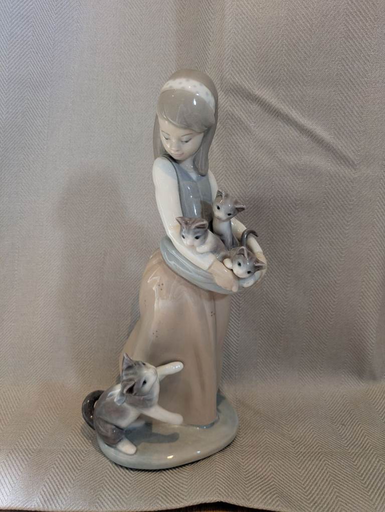 LLADRO Girl with kittens