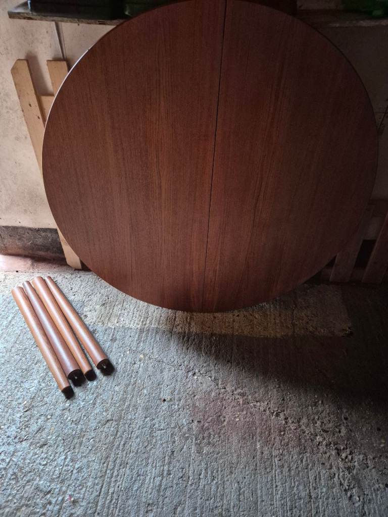 Circular extendable Dining room Table