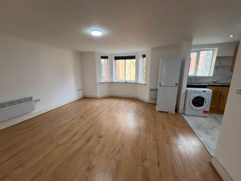 TO LET • 2-Bed First Floor Flat • Omega Court, Romford, RM7 9QJ