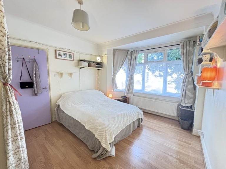 Vegan/Vegetarian Woman wanted for dbl room, good travel connections, close to park.