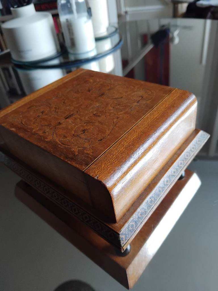 Vintage Wooden Musical cigarette Box - Good Condition