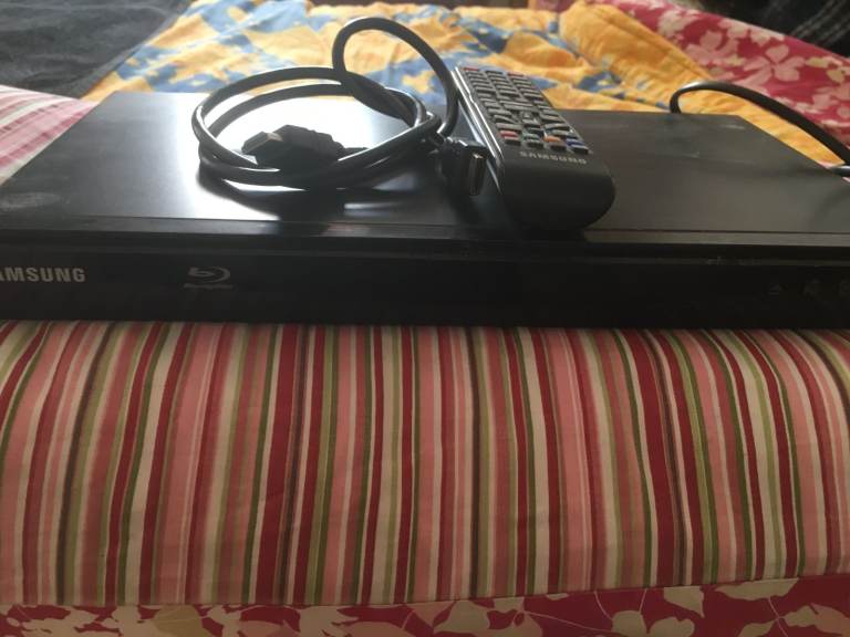 BLURAY PLAYER + REMOTE  ( SAMSUNG ) PWO