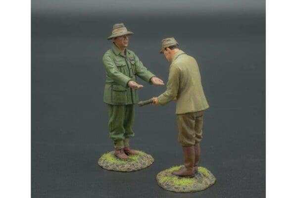 Thomas Gunn 1:30 figurines - RS064 / RS065 - Japanese officer surrendering to Australian, WW2 - mint