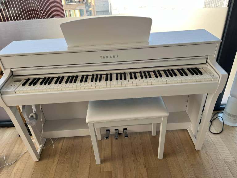 Yamaha Clavinova CLP-735 White Digital Piano with Stool – Excellent Condition