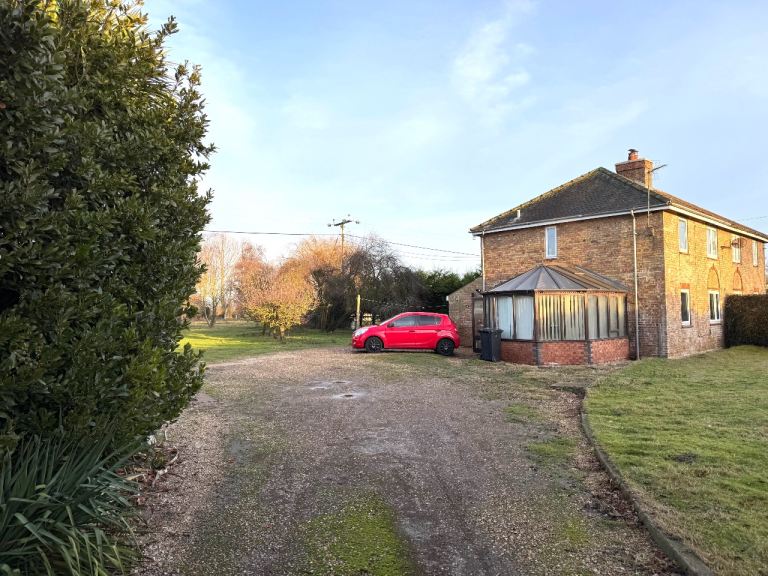 Single room available with a big garden