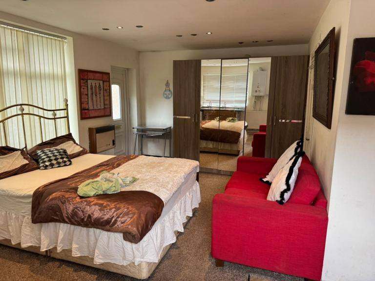 Furnished Studio to Rent in Burnage, M19 2JW – £890 PCM, Bills Included, Parking & Private Garden