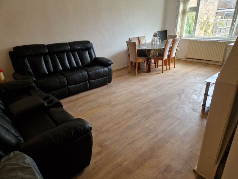 3 bed house available in Wollaton 