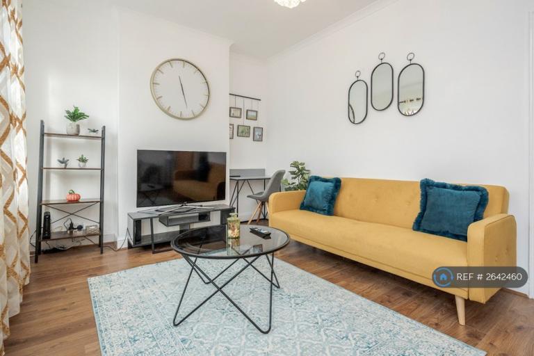 3 bedroom flat in Morieux Road, London, E10 (3 bed) (#2642460)