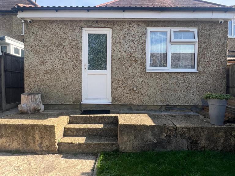 Beautiful 1 bedroom studio with private bathroom and kitchen 