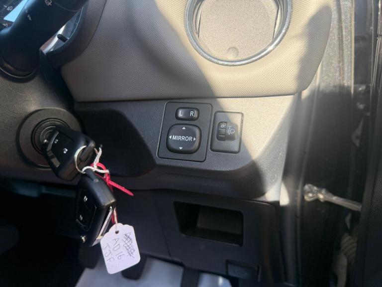 2016 Toyota Yaris 1.33 Dual VVT-i Design Euro 6 5dr HATCHBACK Petrol Manual