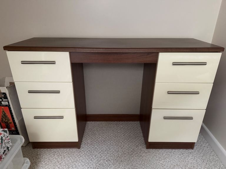 Solid wood dresser table 
