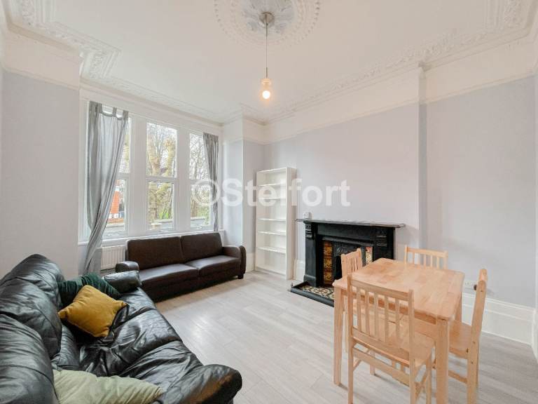 3 bedroom flat in Belmont Road, London, N15