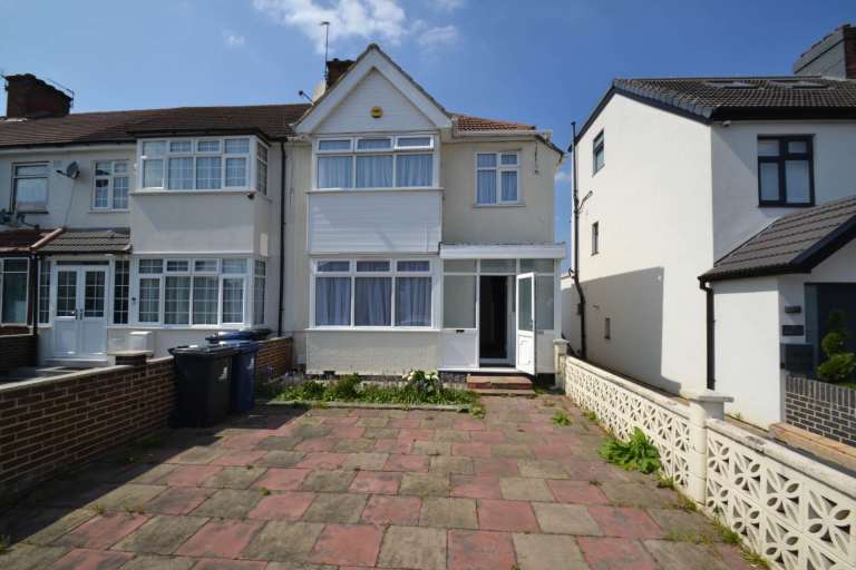 3 bedroom house in Greenford
