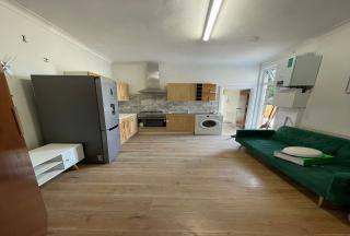 Exclusive and Stylish 3-Bed Ground Floor Flat with Garden and Parking in Prime Location, Seven Kings