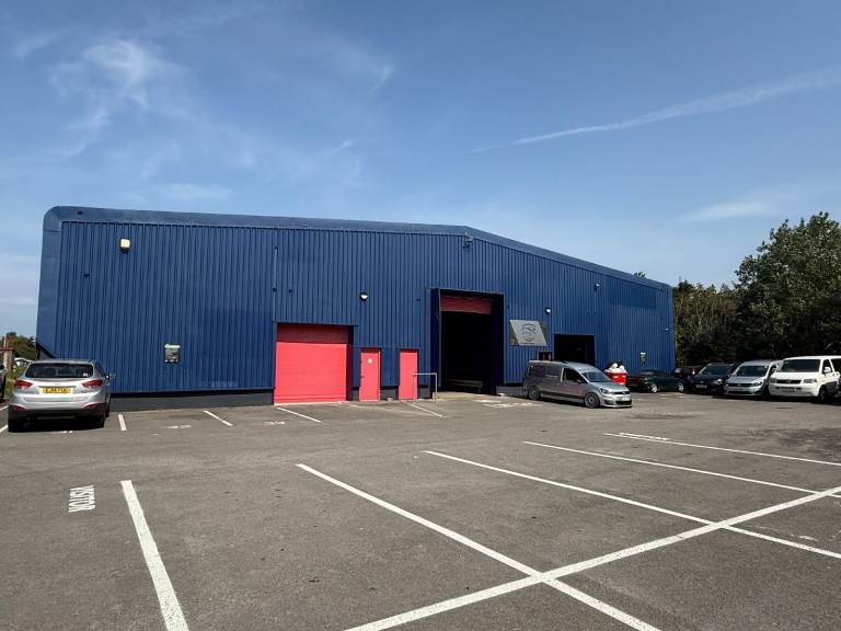 2,297 sq ft Car Garage/Workshop with Car Lifts. No Deposit. 15 min drive from Cockermouth 