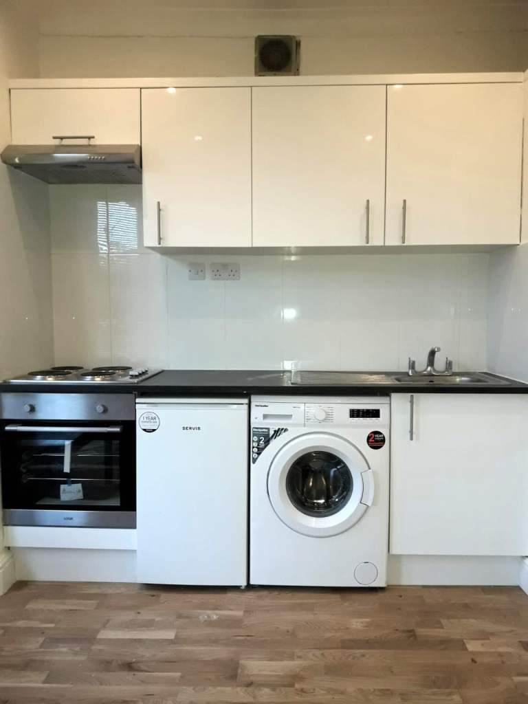 DSS OK GFLOOR STUDIO  IN RICHMOND 10MIN WHITTON B,R.THEN20MIN CLAPHAM JUNC &BEYOND