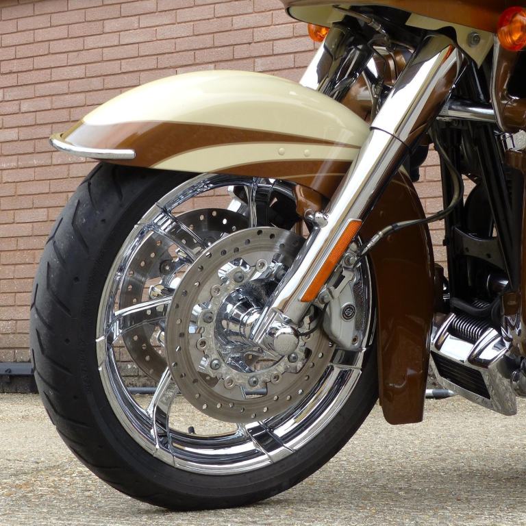 Harley Davidson FLTRUSE CVO Road Glide Ultra 1801cc – Rare collectors machine.