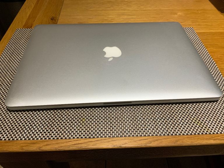 Apple MacBook pro 15” 8gb ram 256gb SSD