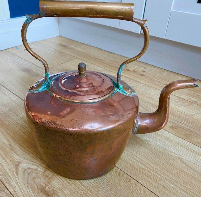 LARGE ANTIQUE VINTAGE COPPER KETTLE, IDEAL KITCHEN DISPLAY, HOME BAR, FIRESIDE LOG BURNER