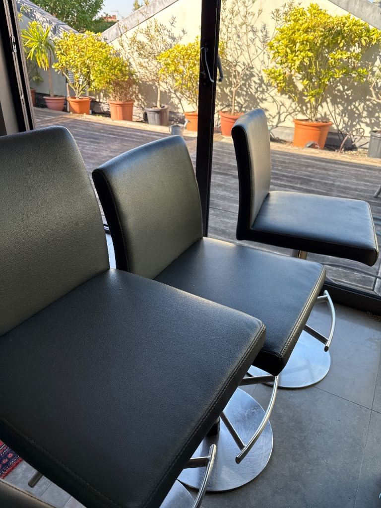 Bar stools (adjustable height) 