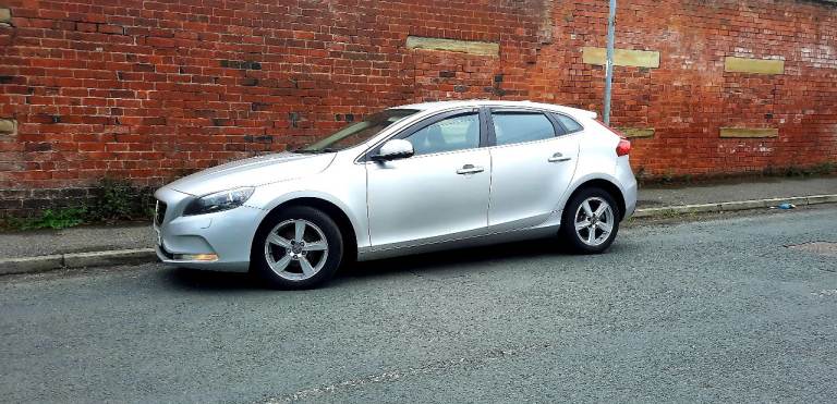 Volvo V40 D2 SE 5dr Hatchback Manual, Heated Seats, Long MOT, Stunning EXAMPLE+Runs & Drives Superb!