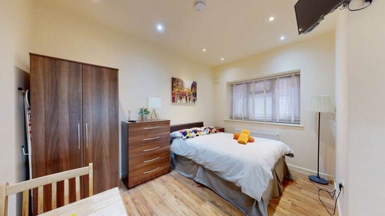 Studio to rent on Chatsworth Road, London