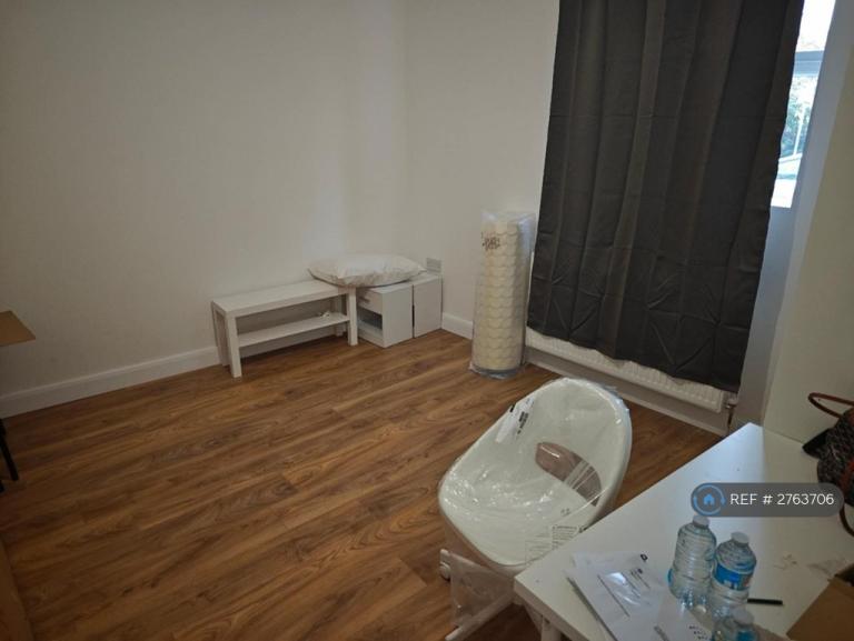1 bedroom flat in Adelaide Street, Luton, LU1 (1 bed) (#2763706)