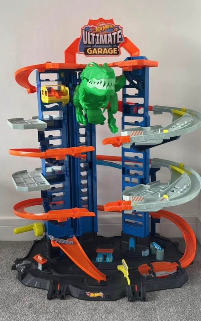 Hot Wheels City Ultimate Garage Playset with Multi-Level Racetrack, 91 cm Tall Moving T-Rex Dinosaur