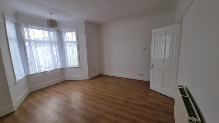 2 bedroom flat to rent in IG3 Seven Kings £1875pcm