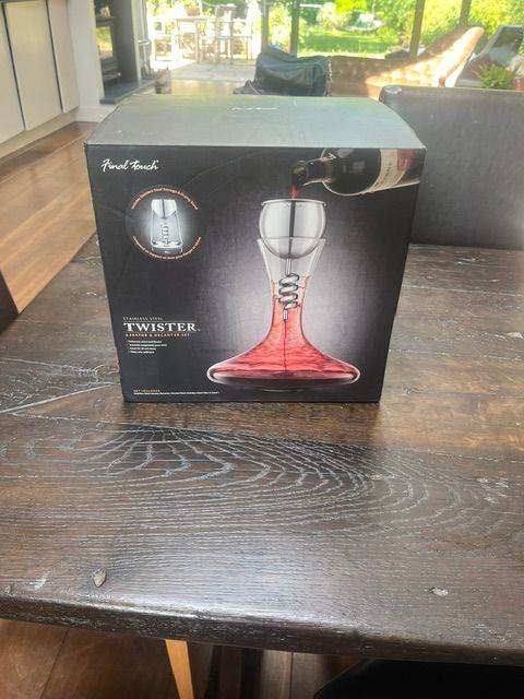 Twister aerator and decanter