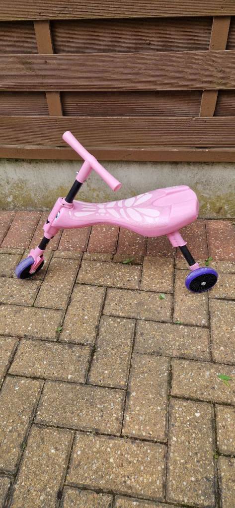 SCUTTLEBUG BUTTERFLY. 3 WHEEL FOLDING TRIKE. VERY GOOD CONDITION.
