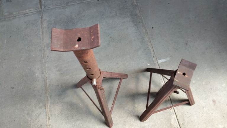 Jack stands. / Axle stands