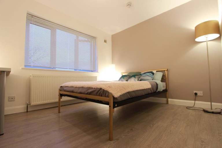 ENSUITE ROOM. AVAILABLE TODAY. HATFIELD AL10 UNI, GALLERIA, BUSINESS PARK -TRAIN