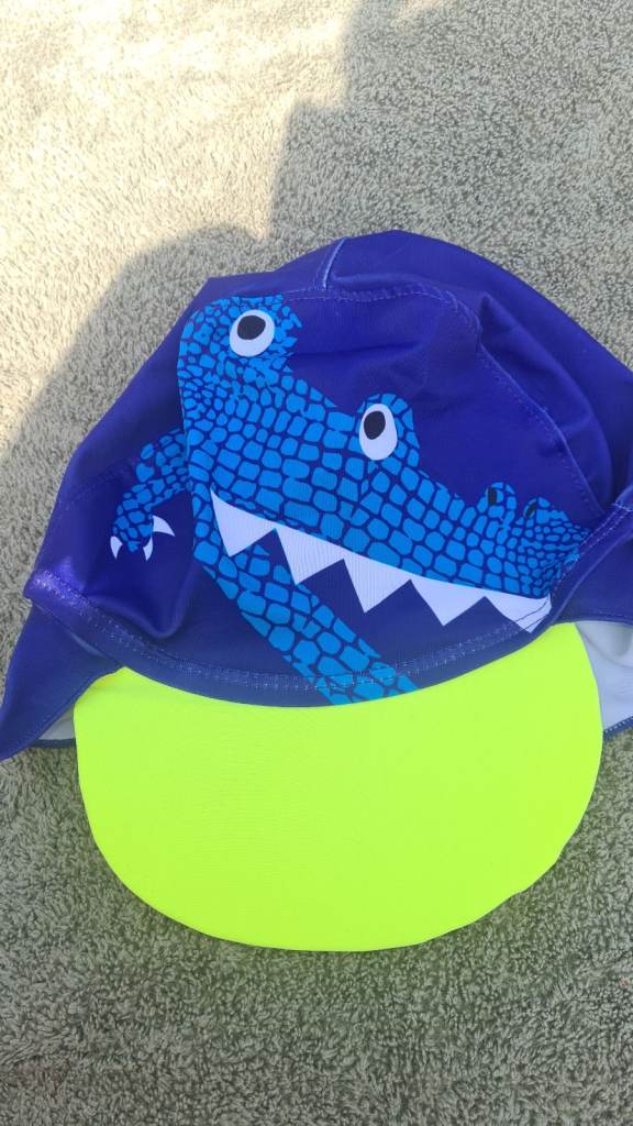 Kids strechy swim hat with neck shade 