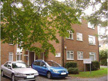 Excellent Spacious Flat, 2nd Floor, Private block, Wallington Centre, South West London