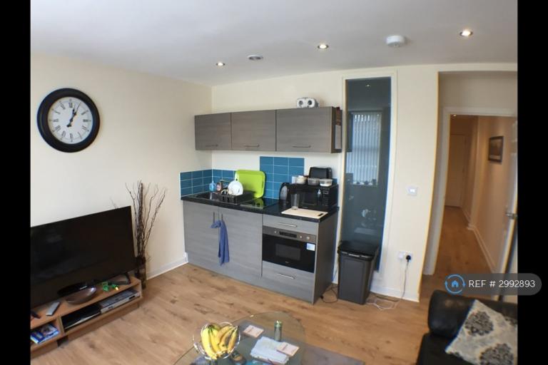 1 bedroom flat in Market Street, Ebbw Vale, NP23 (1 bed) (#2992893)