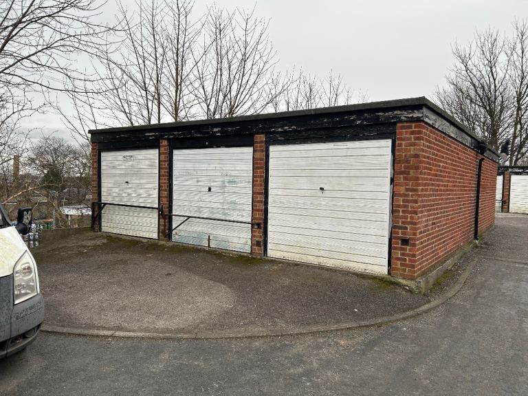 Garage to rent in Leeds