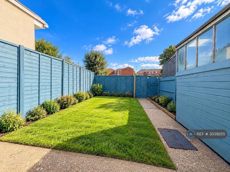 2 bedroom house in Copperfield, Chigwell, IG7 (2 bed) (#3039255)