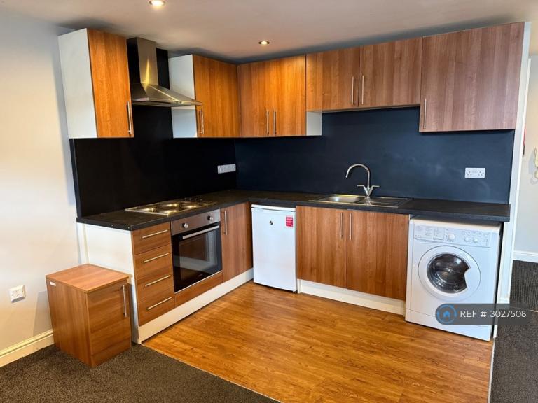 Studio flat in Empire House, Doncaster, DN1 (#3027508)