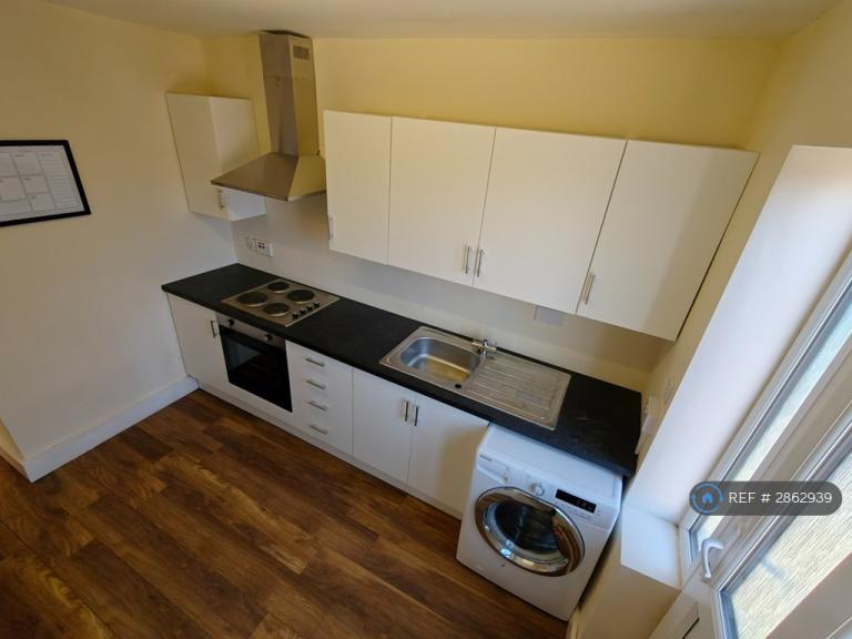 1 bedroom flat in Hitchin Road, Luton, LU2 (1 bed) (#2862939)