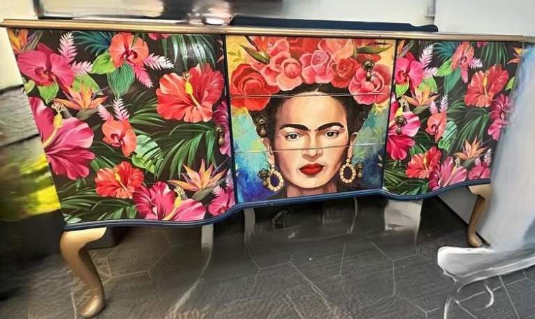 Stunning sideboard /cabinet with drawers