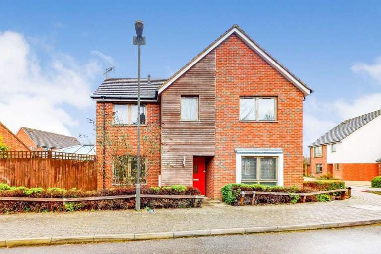 Magnificent Three Bedroom  Detached House in Crawley
