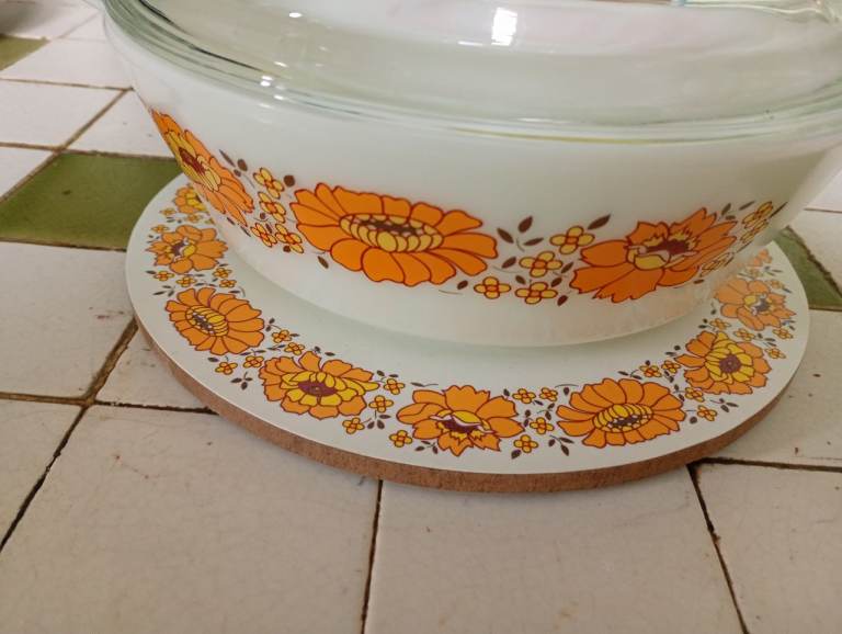 Pyrex 3pt Sunflower pattern 1970s casserole dish 